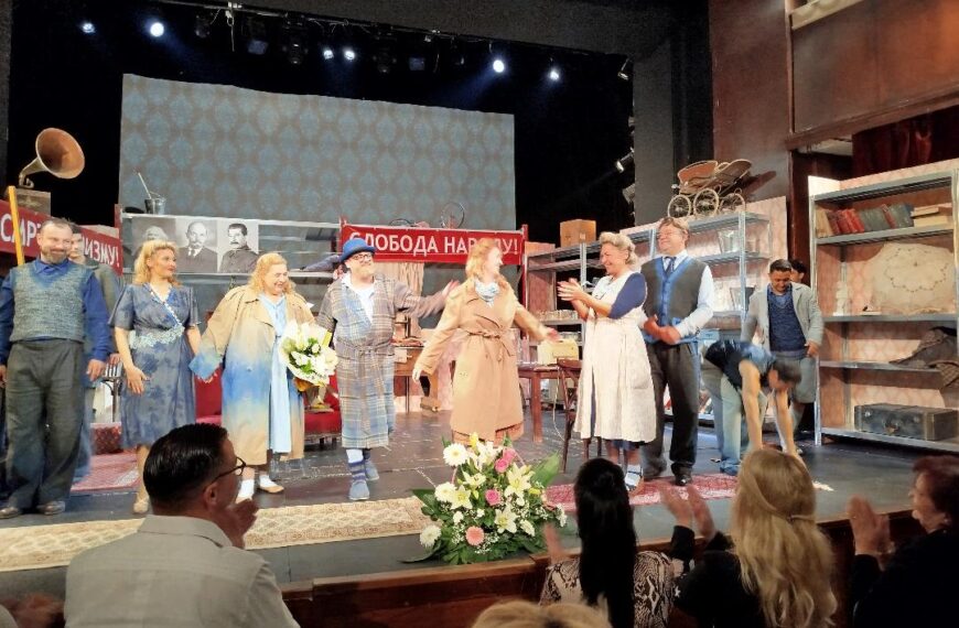 Велики аплауз за представу „Улога моје породице у светској револуцији“