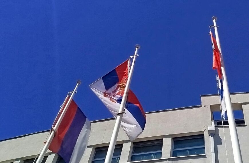 Заставе на јарболима у нишким школама – народна, државна и градска