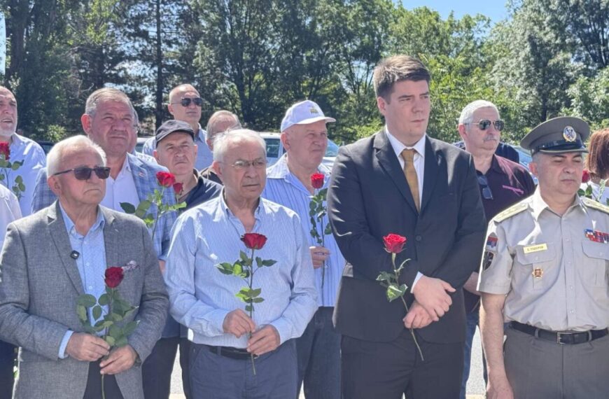Положени венци на Спомен-плочу херојима са Кошара
