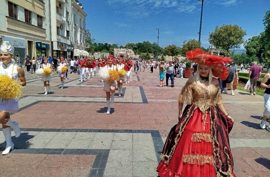 Носталгија, мирис соли и Празник мимозе – „Градска музика Херцег Нови“ у центру Ниша