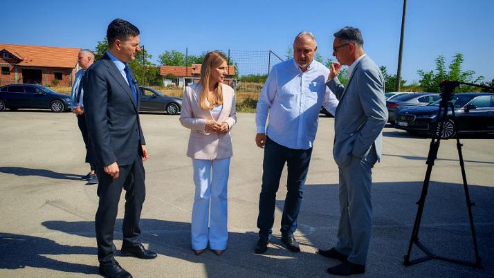 Мобилна апотека у селу Доња Расовача у општини Мерошина