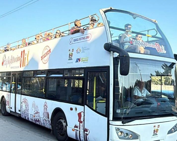 Бесплатан туристички аутобус вози кроз Ниш