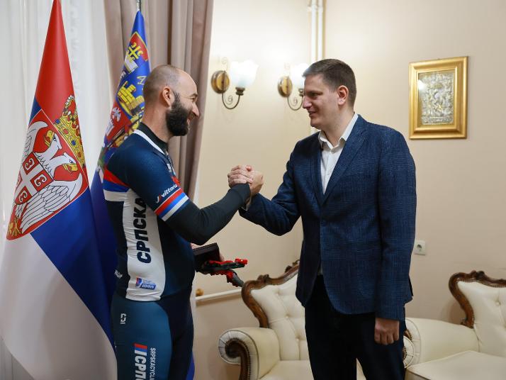 Хуманитарац бициклом кроз Ниш до Хиландара: Светозар Басара прикупља новац за болесну децу